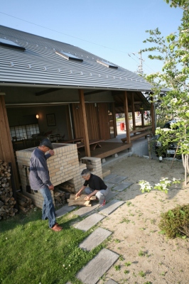 庭に水やりをする写真